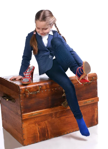 Mädchen beim Anprobieren von Müttern Schuhen — Stockfoto