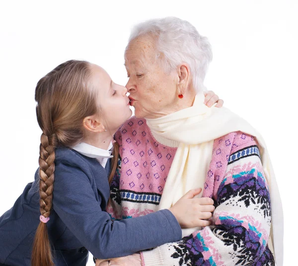 Chica bonita besando a su abuela — Foto de Stock