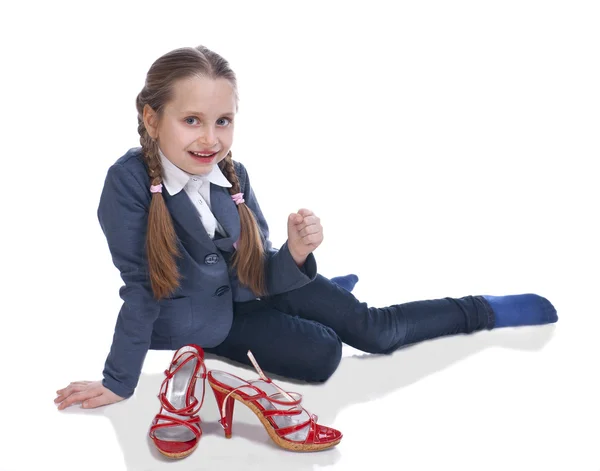 Ładna dziewczyna siedzi na podłodze z matek buty — Zdjęcie stockowe