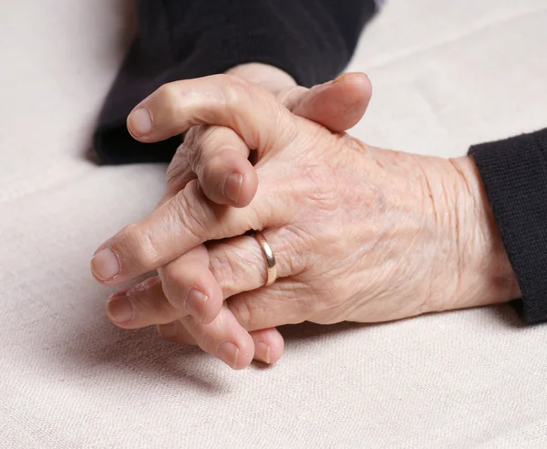 Senior händer — Stockfoto