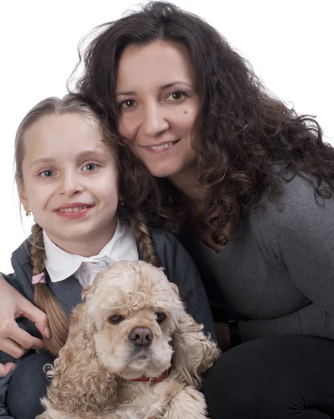 Madre e figlia con un cane — Foto Stock