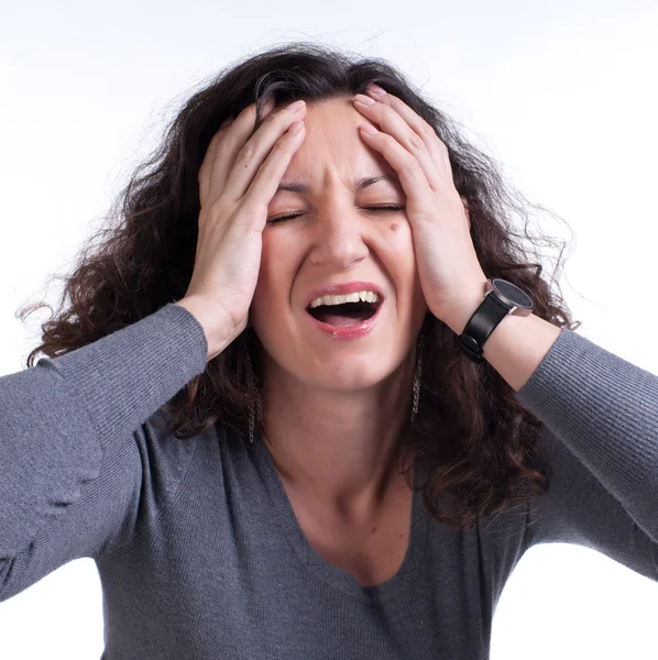 Ung kvinna lider av en fruktansvärd huvudvärk — Stockfoto