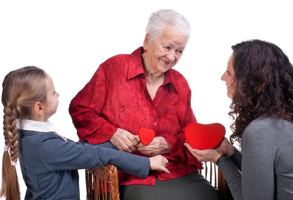 Barnbarn presentera hjärtan till deras mormor — Stockfoto