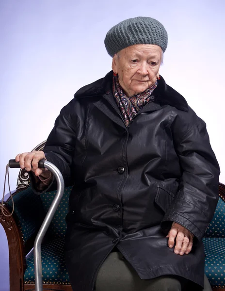 Vecchia donna con una canna — Foto Stock