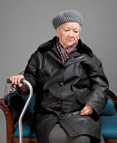 Mujer vieja con un bastón en ropa de invierno — Foto de Stock