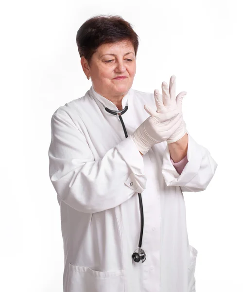 Médico senior con guantes de látex —  Fotos de Stock