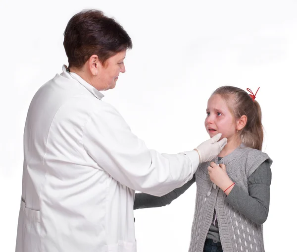 Przerażona dziewczyna w pediatra — Zdjęcie stockowe