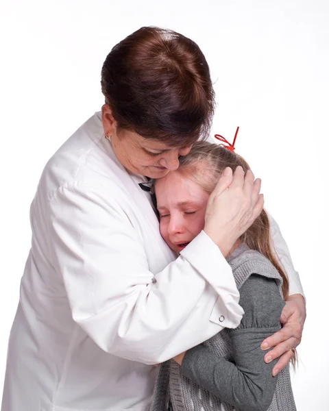 Senior barnläkare lugnande liten flicka — Stockfoto