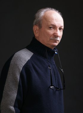 üst düzey ciddi adam gözlüklü