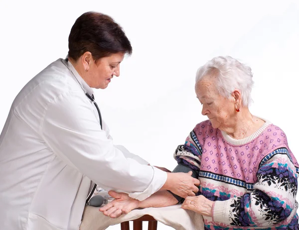 Älterer Arzt und Patient. Druck messen. — Stockfoto