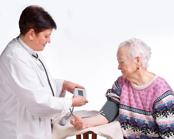 Médico anciano y paciente. Presión de medición . —  Fotos de Stock