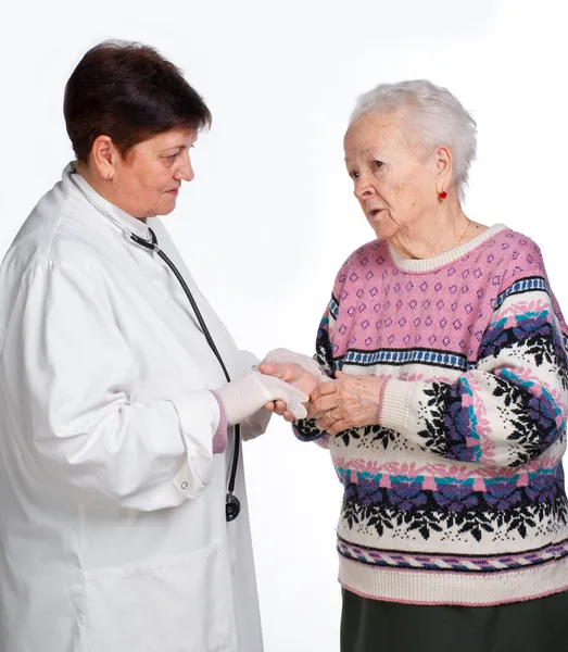 Alte Frau diskutiert mit ihrem Arzt — Stockfoto