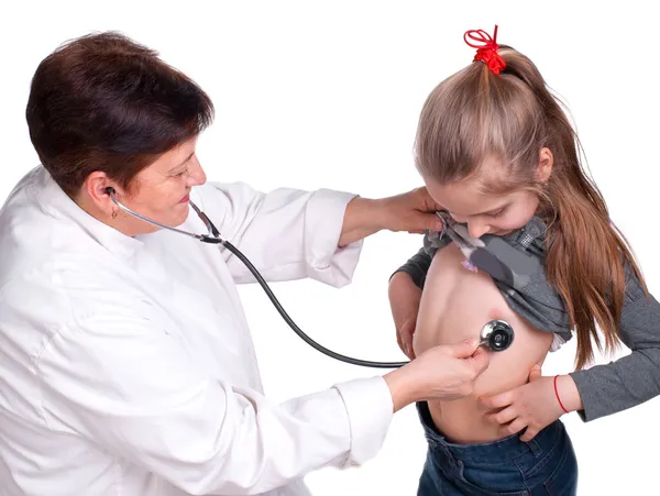 Médico sênior ouvindo menina com estetoscópio — Fotografia de Stock