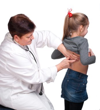 üst düzey bir pediyatrist incelenirken kız