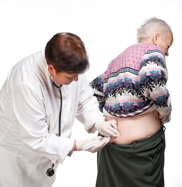 Médecin injectant à une vieille femme — Photo