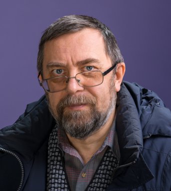 Gözlüklü yaşlı adam