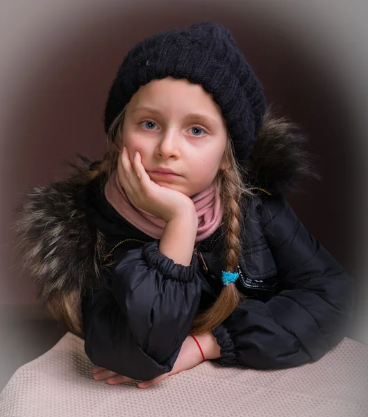 Retrato de chica hermosa en tela de invierno —  Fotos de Stock