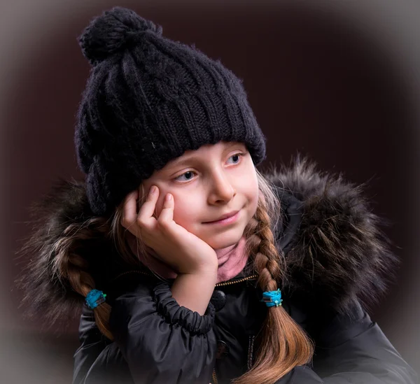 Πορτρέτο του όμορφη κοπέλα στο ύφασμα χειμώνα — Φωτογραφία Αρχείου
