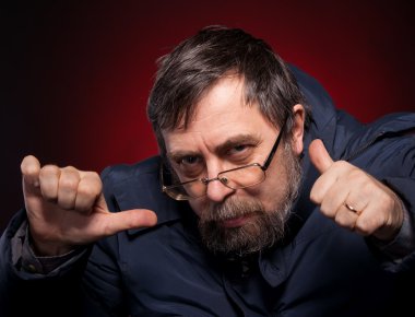 yaşlı adam ok rahat nefes gösterir