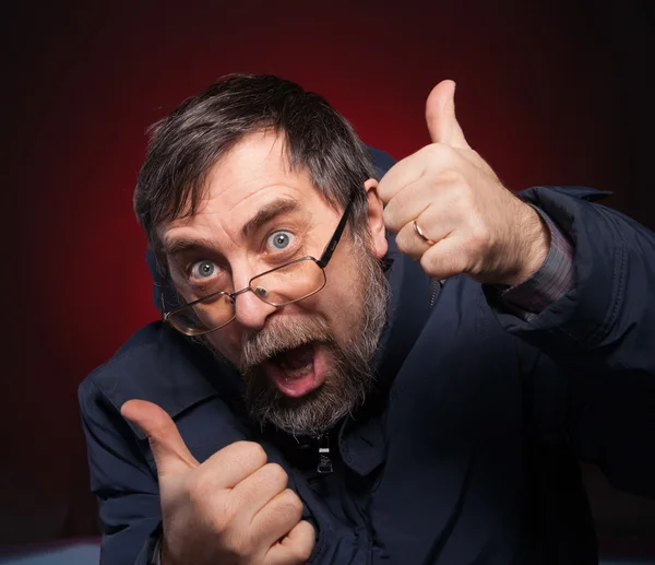 Homem feliz mostra ok suspiro em um vermelho — Fotografia de Stock