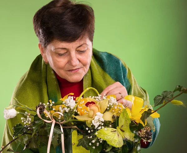 Mulher sênior bonita com buquê de flores — Fotografia de Stock