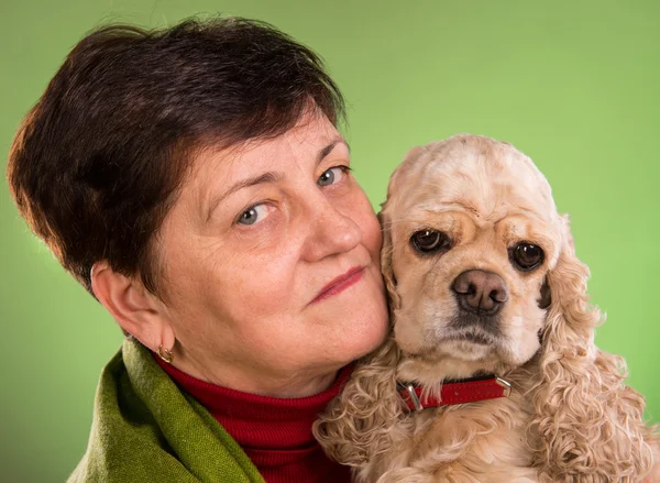 Vacker äldre kvinna med amerikanska spaniel — Stockfoto