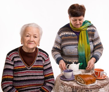 Anne kızıyla birlikte çay içiyor
