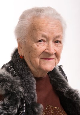 Gülümseyen yaşlı kadın