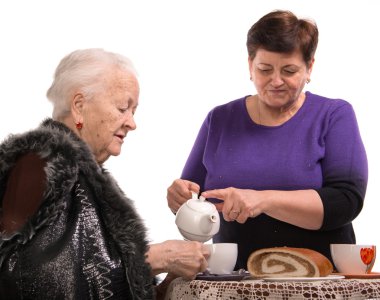 Anne kızıyla birlikte çay içiyor