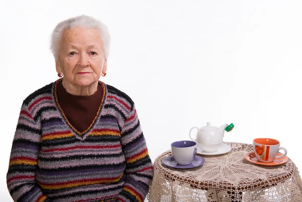 아침 식사 준비 하는 늙은 여자 — 스톡 사진