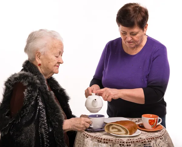 Anne kızıyla birlikte çay içiyor — Stok fotoğraf
