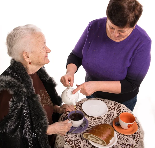 Madre tomando el té con su hija — Foto de Stock