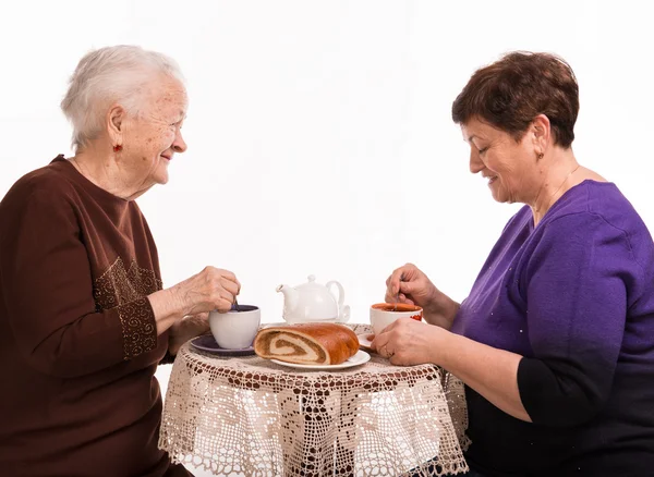 Moeder met thee met haar dochter — Stockfoto