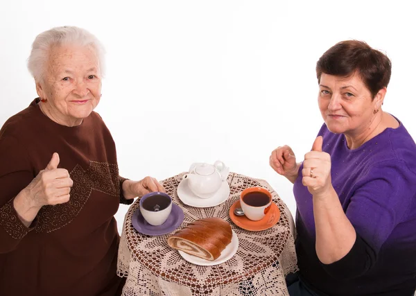 Anne kızıyla birlikte çay içiyor — Stok fotoğraf