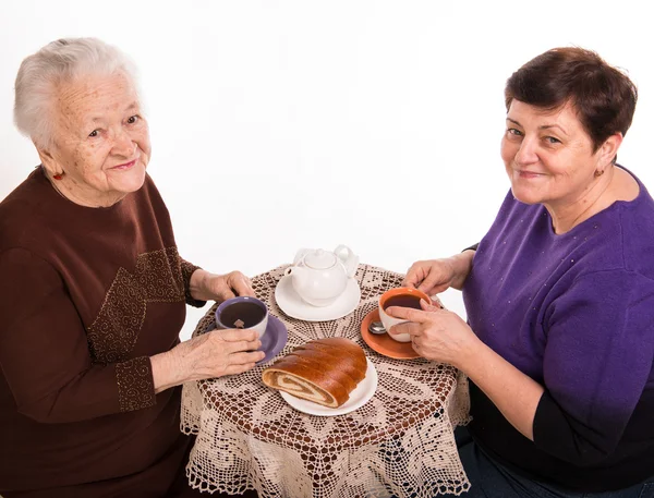 Anne kızıyla birlikte çay içiyor — Stok fotoğraf