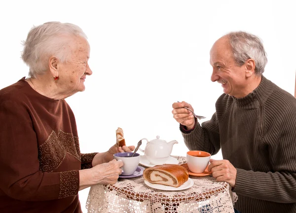 Moeder met thee met haar zoon — Stockfoto