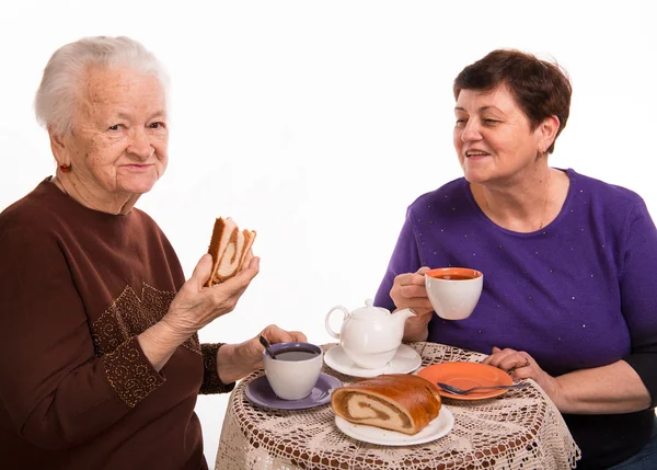 Moeder met thee met haar dochter — Stockfoto