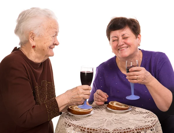 Mãe feliz com filha bebendo vinho — Fotografia de Stock