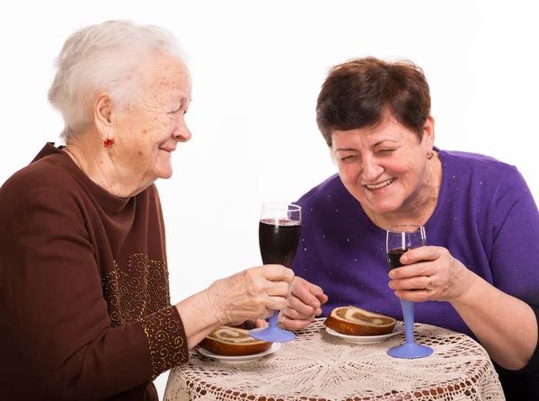 Mãe feliz com filha bebendo vinho — Fotografia de Stock