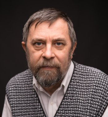 dalgın yaşlı adam