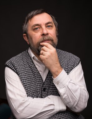 dalgın yaşlı adam