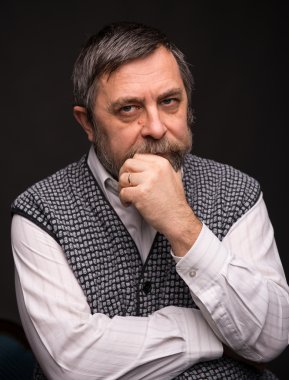 dalgın yaşlı adam
