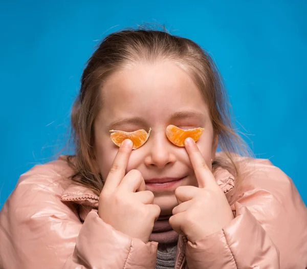 Mädchen mit Mandarinenbrille — Stockfoto