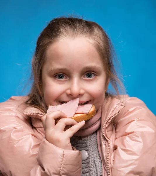 Gilr comiendo sándwich con jamón — Foto de Stock