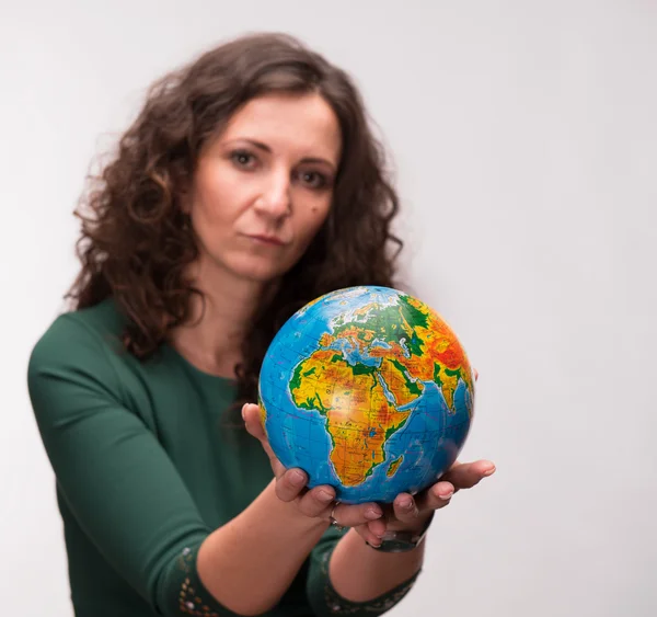 Curly mulher segurando um globo — Fotografia de Stock