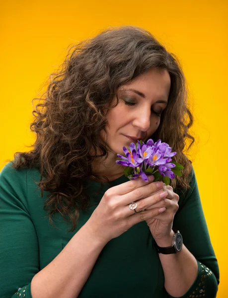 Kıvırcık kadın kokulu Çiğdem çiçekleri ile gözlerini kapat — Stok fotoğraf