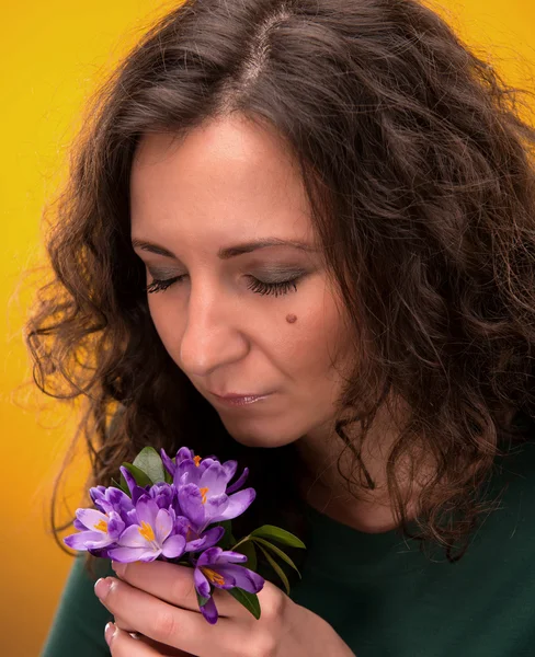 Göndör nő szagú crocus virágok csukd be a szemed — Stock Fotó