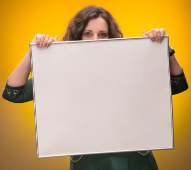 genç bir kadın tutarak boş Pano