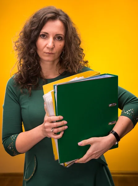 Retrato de mulher de negócios com pastas — Fotografia de Stock