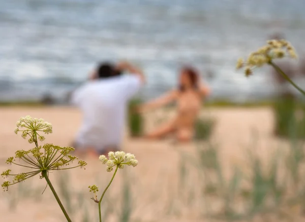 Mujer desnuda posando para fotógrafo — Foto de Stock